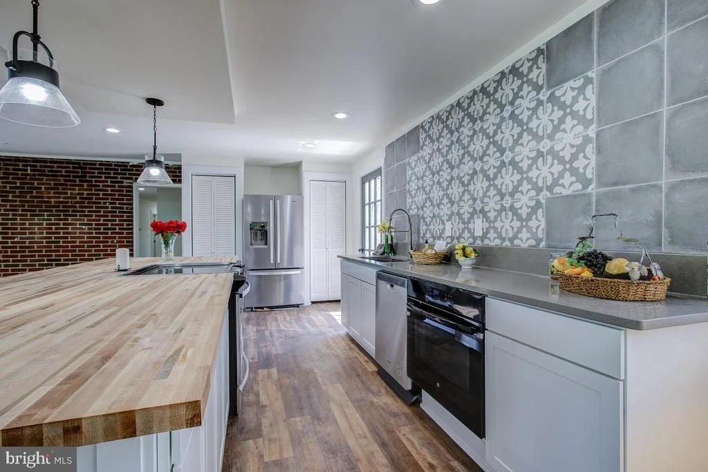 Photo of 8022 BOLIVAR ROAD