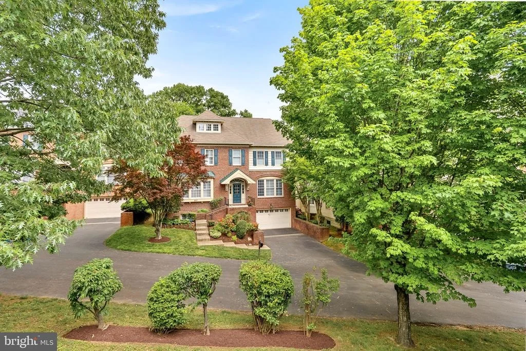 Photo of 807 WOODSIDE PARKWAY