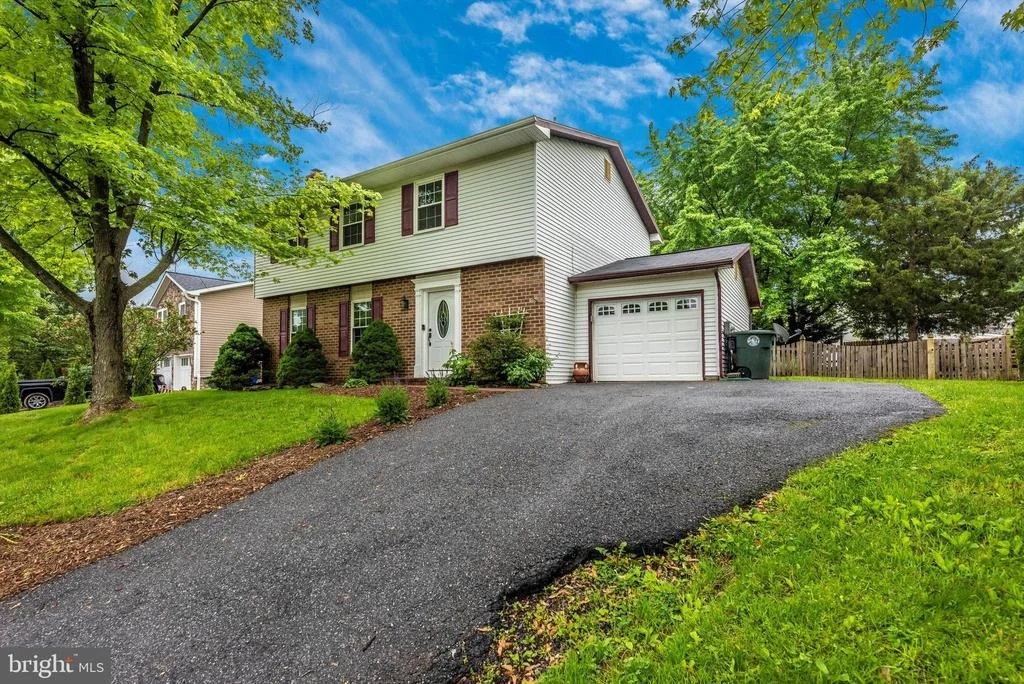 Photo of 484 HILLCREST DRIVE