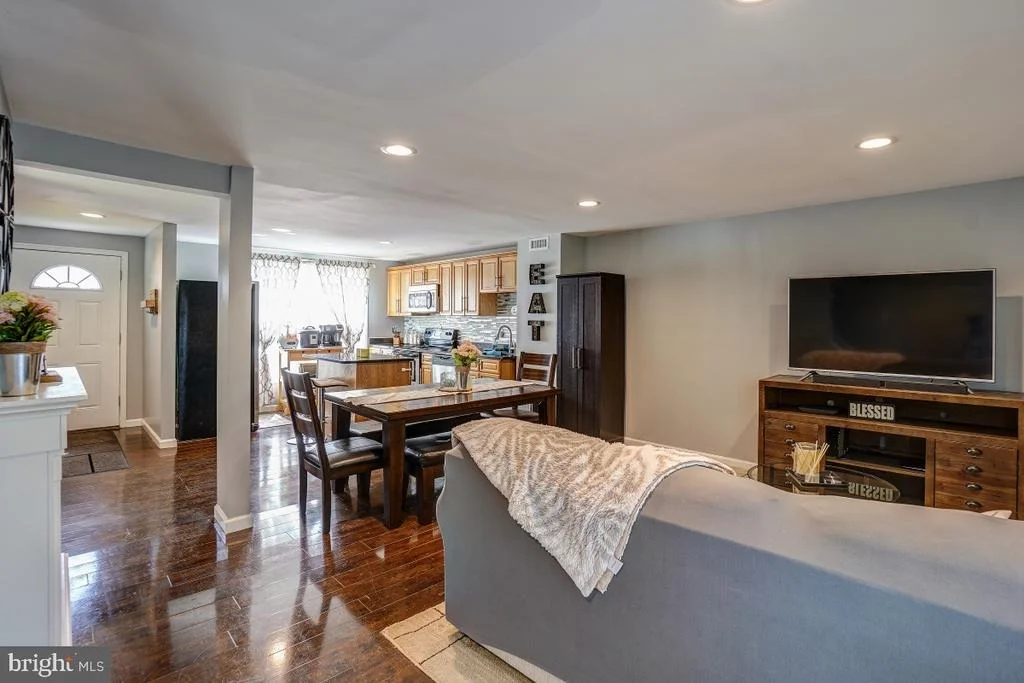 Photo of 8 TARFSIDE COURT