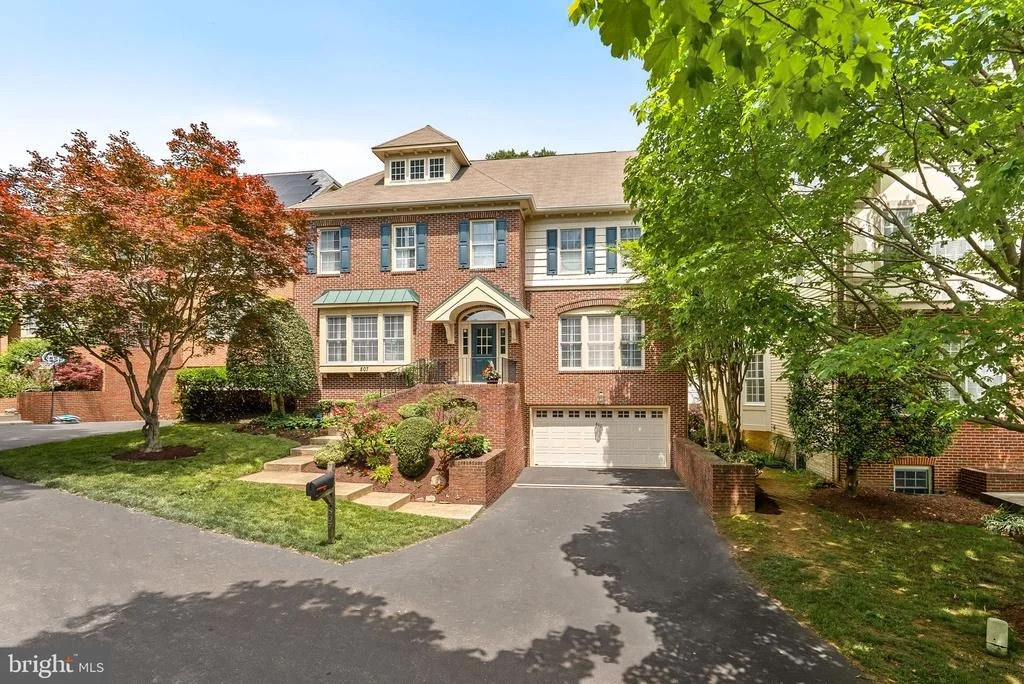 Photo of 807 WOODSIDE PARKWAY