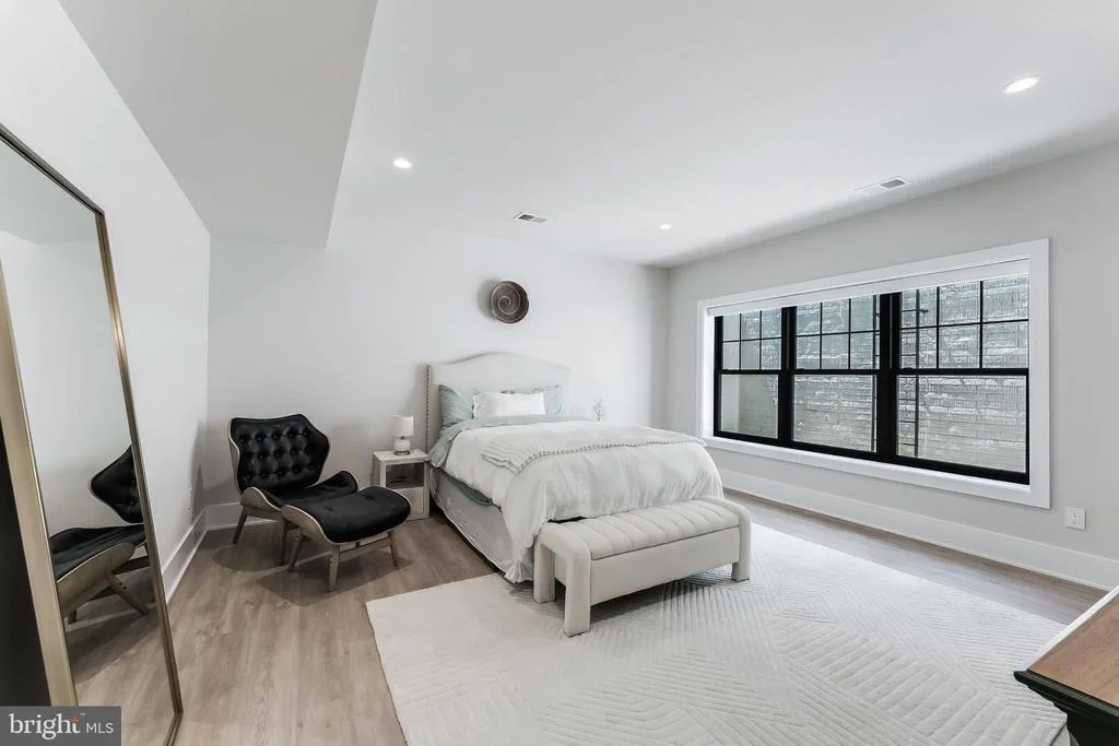 Photo of 952 WALKER ROAD