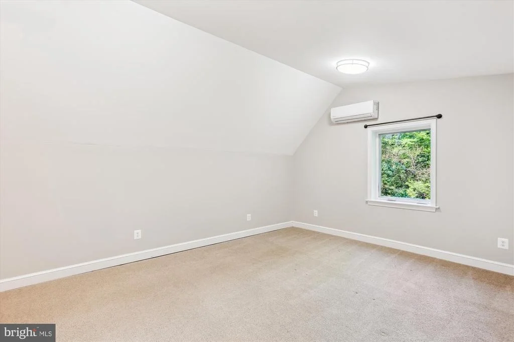 Photo of 813 MIDLAND ROAD
