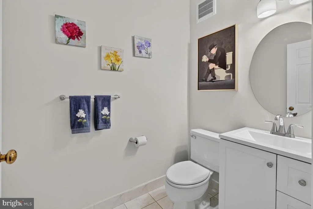 Photo of Unit D at 3271 SUTTON PLACE NW