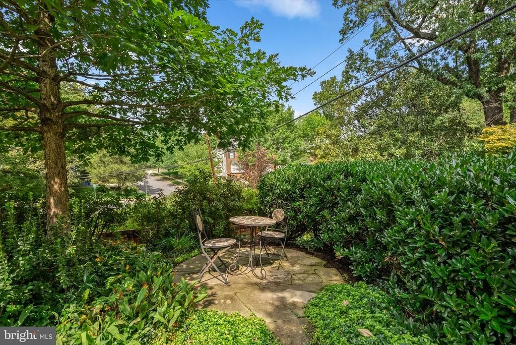 Photo of 710 WOODSIDE PARKWAY