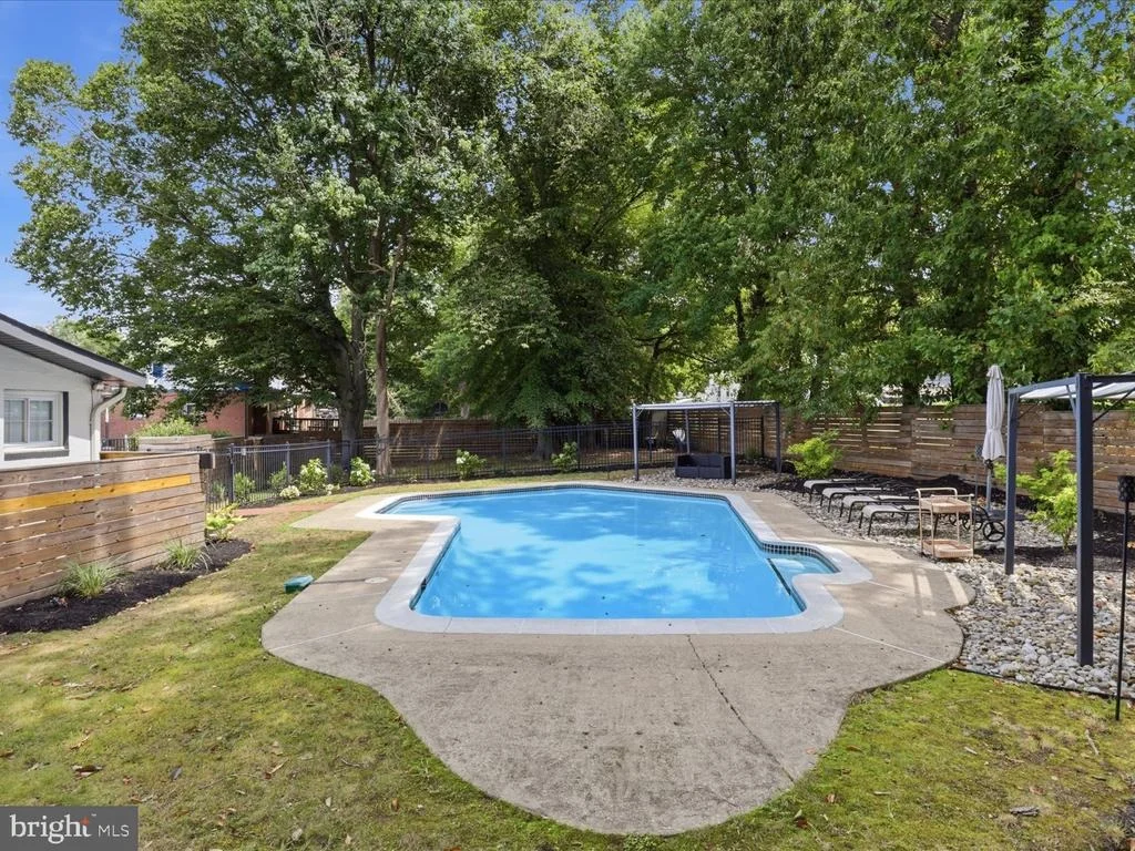 Photo of 6410 BUSHEY DRIVE