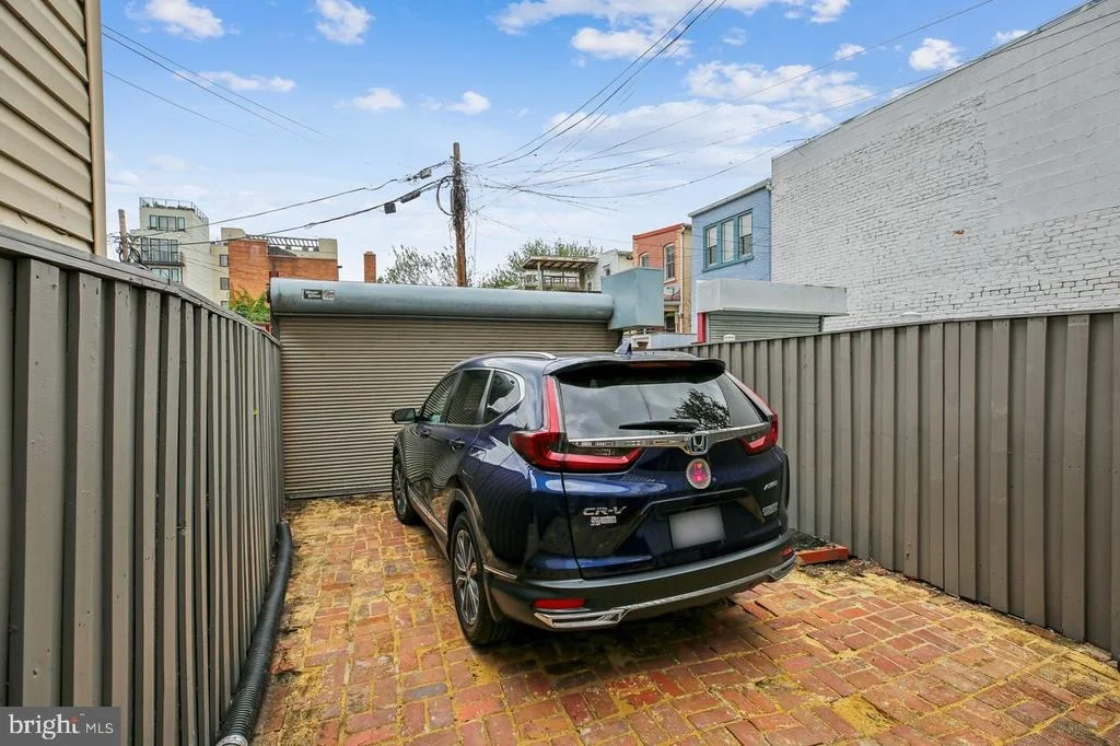 Photo of 1124 G STREET NE