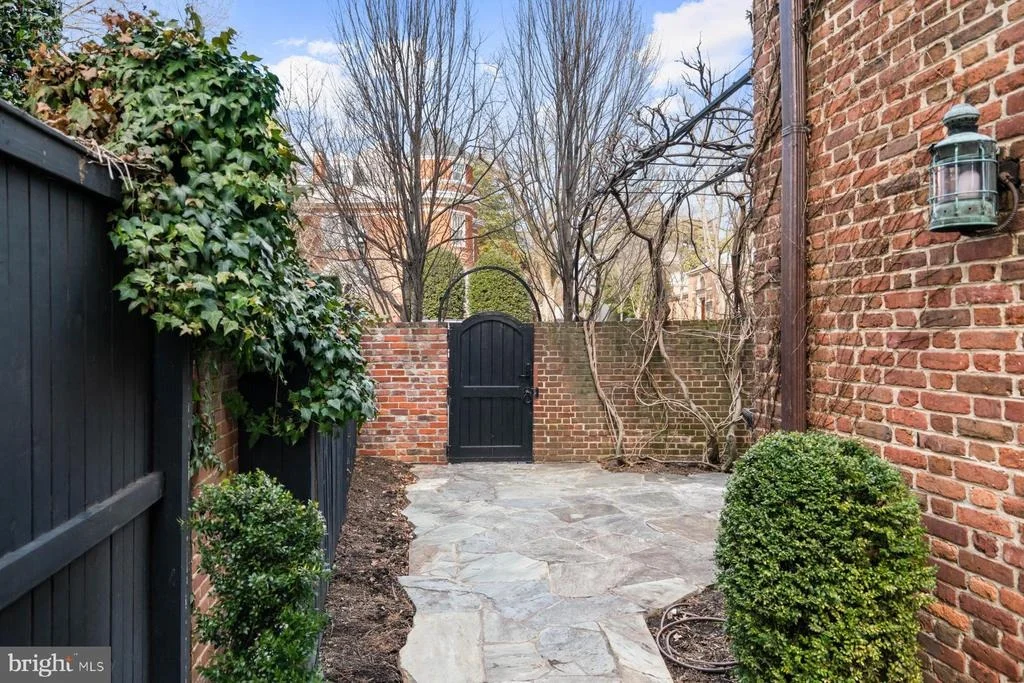 Photo of 1698 32ND STREET NW