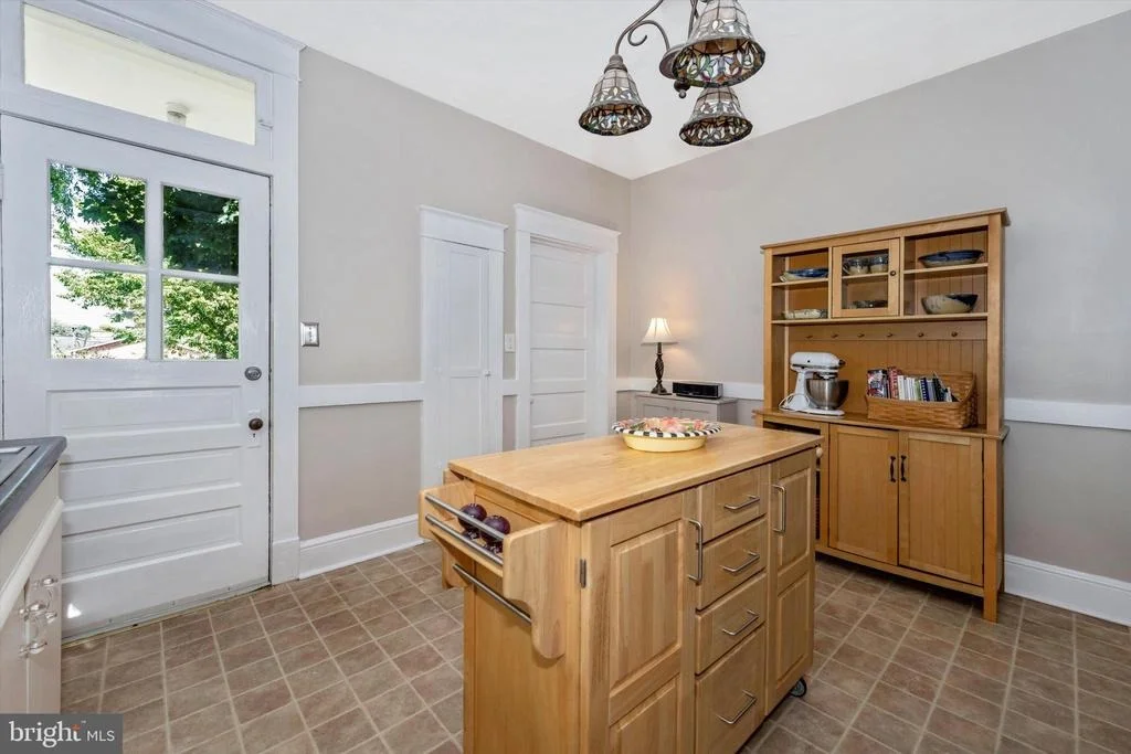 Photo of 323 W 7TH STREET