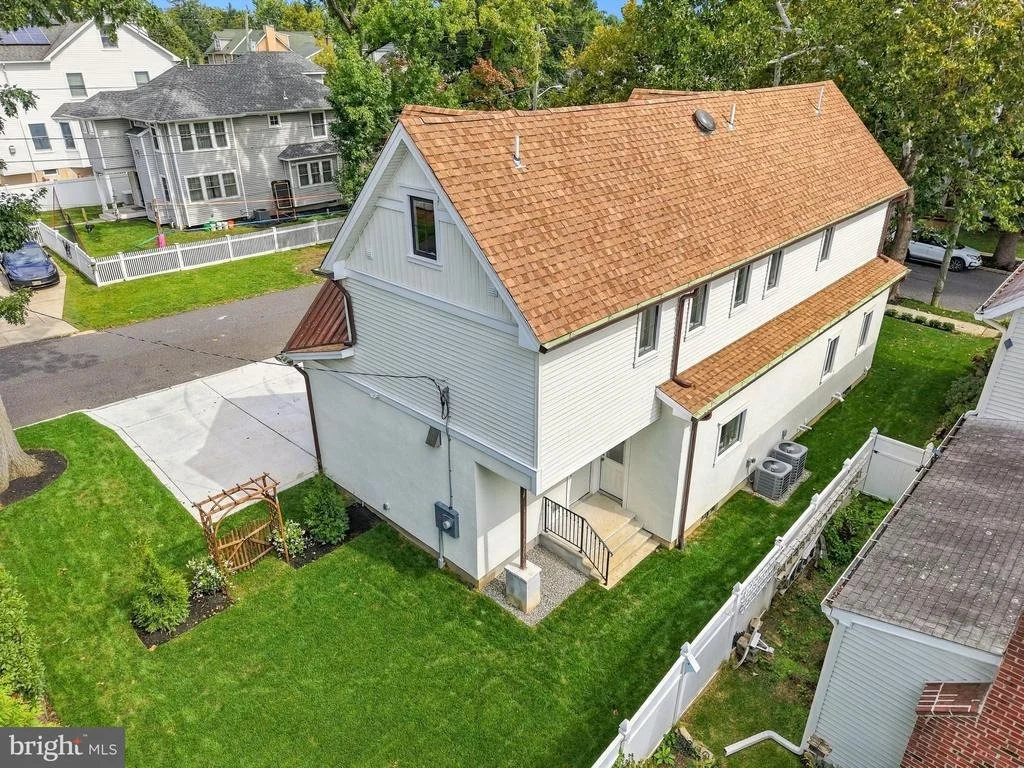 Photo of 230 E SUMMIT AVENUE