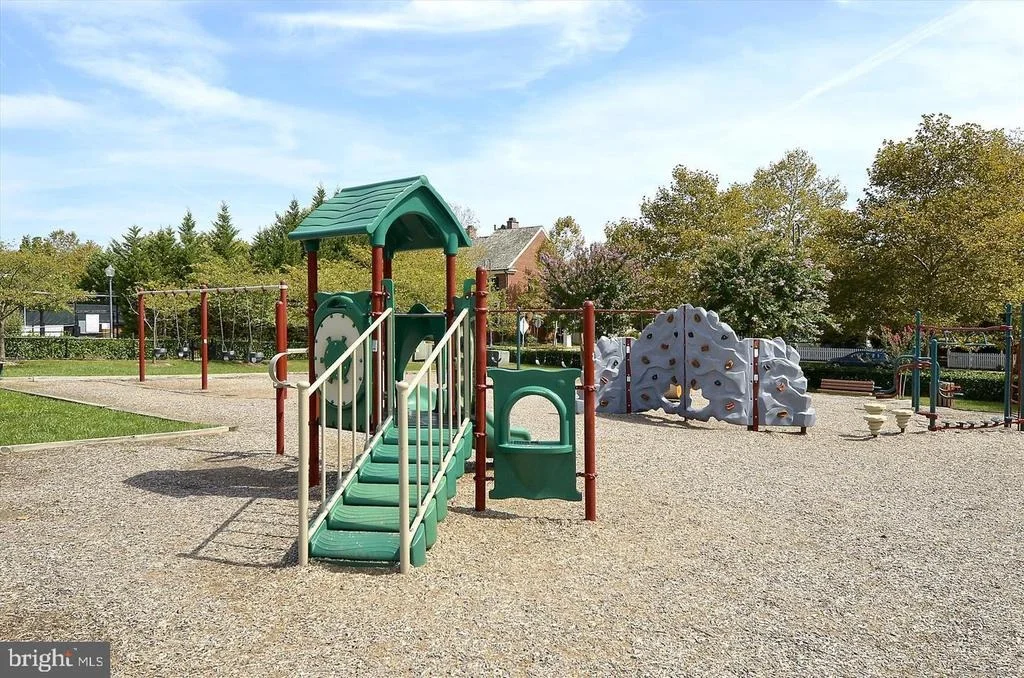 Photo of 465 TSCHIFFELY SQUARE ROAD