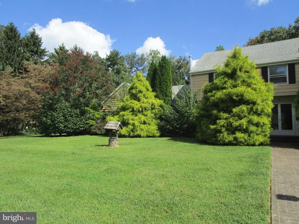 Photo of 40 W FAIRWAY CIRCLE