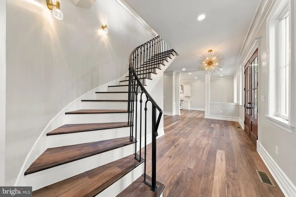 Photo of 230 E SUMMIT AVENUE