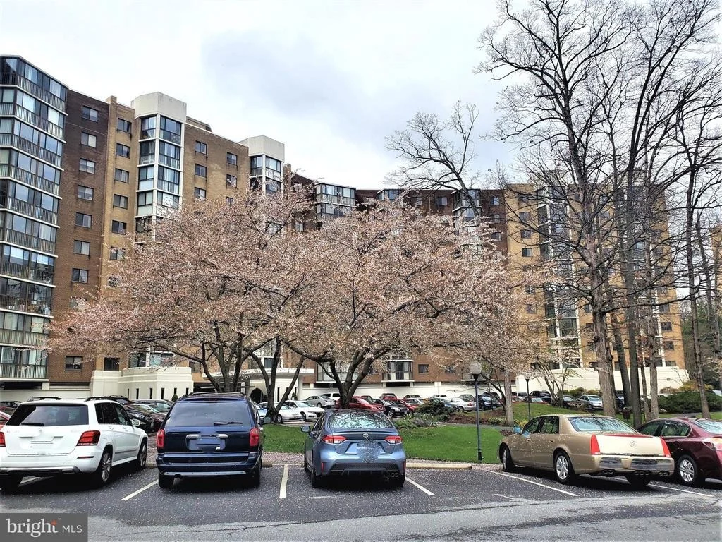 Photo of Unit 1422 at 15101 INTERLACHEN DRIVE