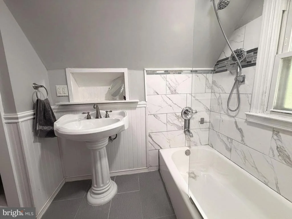 Photo of 6011 EASTERN PARKWAY