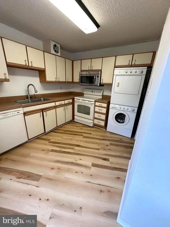 Photo of Unit 1226 at 15101 INTERLACHEN DRIVE