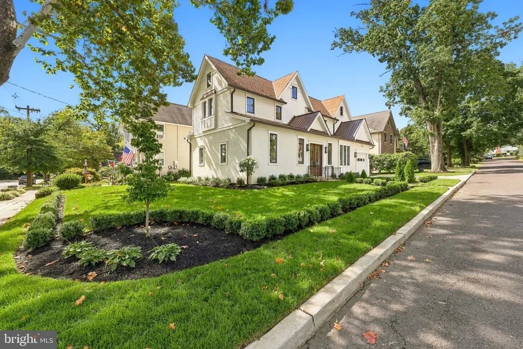 Photo of 230 E SUMMIT AVENUE