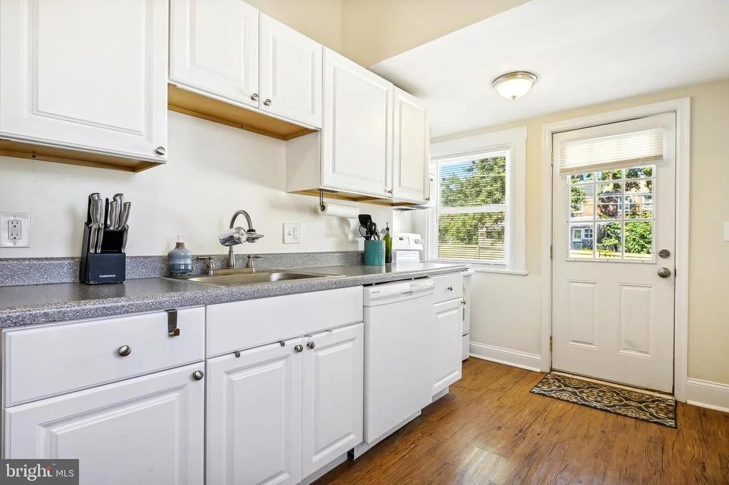 Photo of 607 ALDERSHOT ROAD