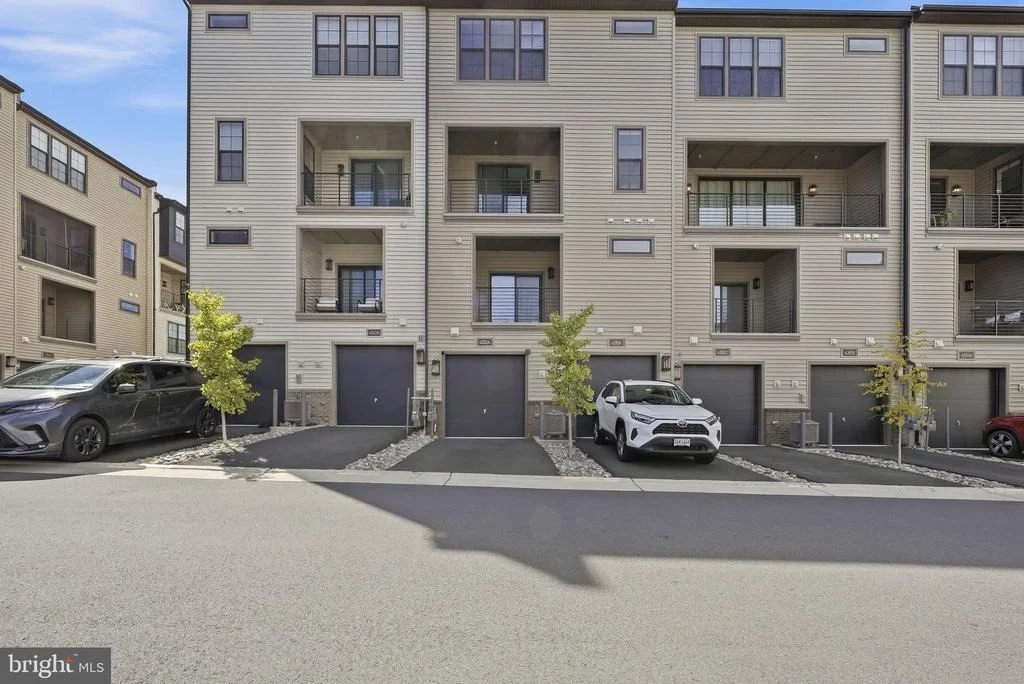 Photo of 43556 CENTERGATE DRIVE
