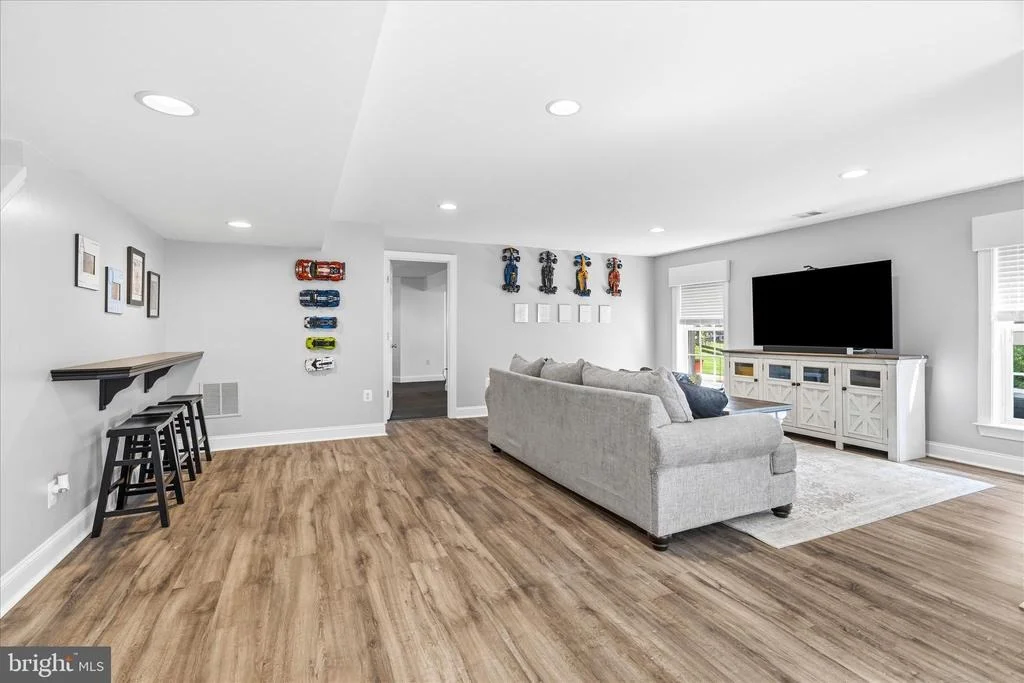 Photo of 2258 W. GREENLEAF DRIVE