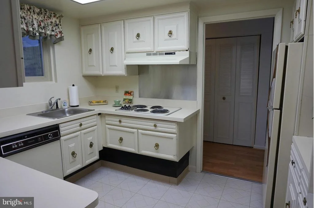Photo of Unit 702D at 3350 GLENEAGLES DRIVE