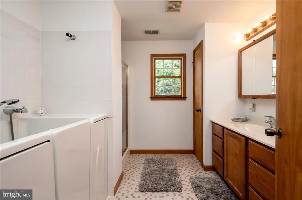 Photo of 8236 BAYSIDE ROAD
