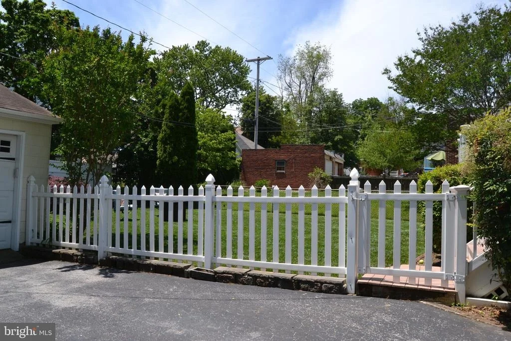 Photo of 618 ALDERSHOT ROAD
