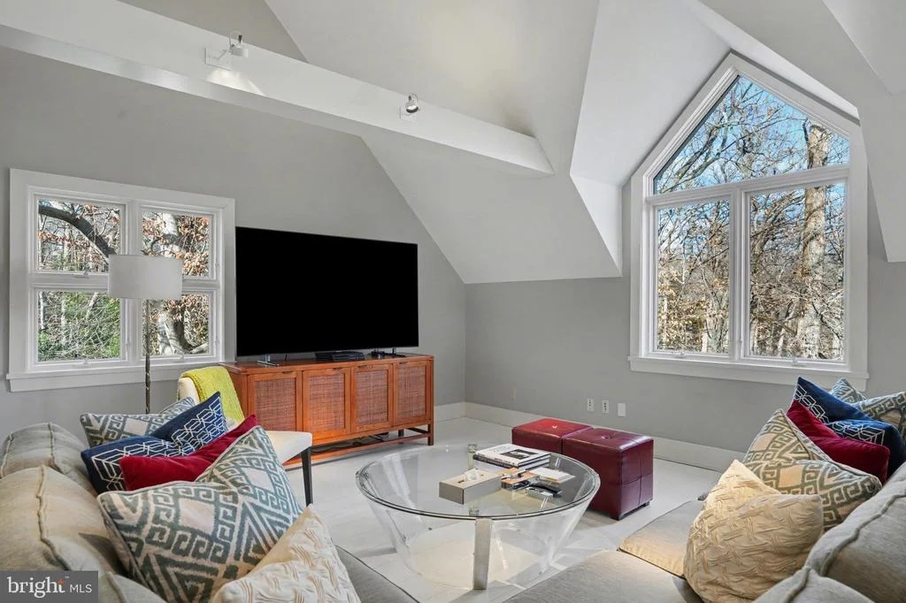 Photo of 1100 CREST LANE