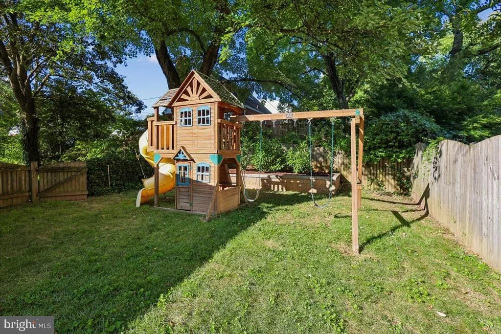 Photo of 1501 CREST ROAD