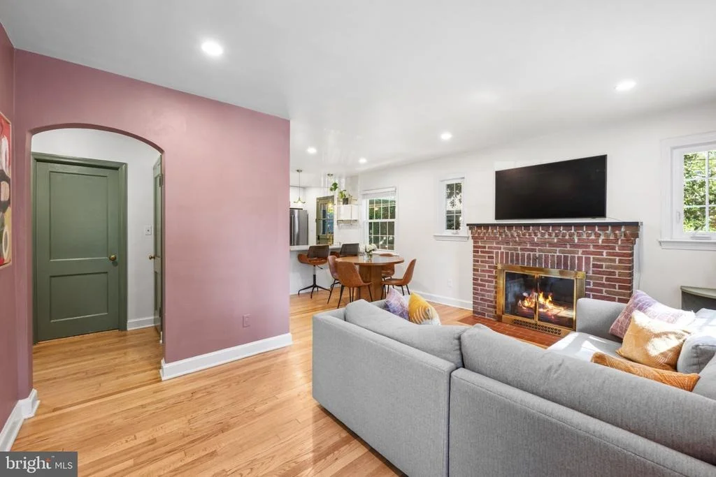 Photo of 403 WILLIAMSBURG DRIVE N