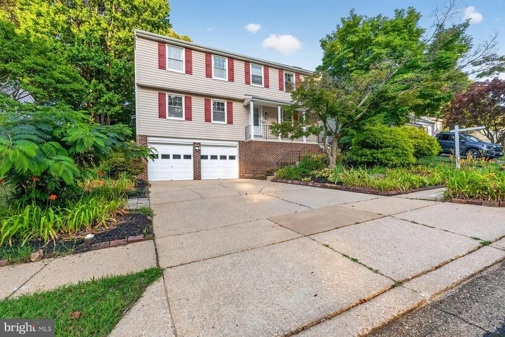 Photo of 935 MARINE DRIVE