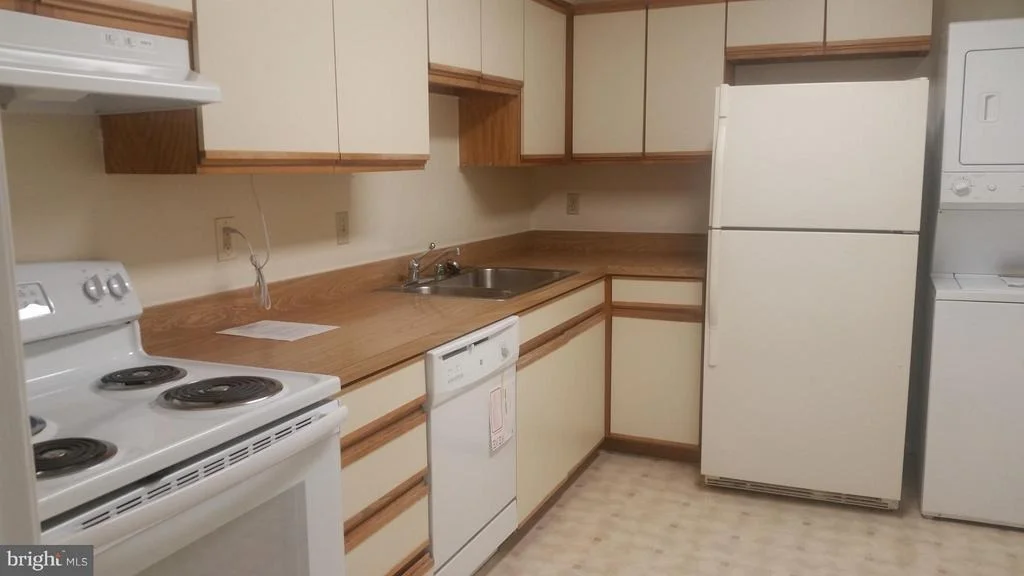 Photo of Unit 4416 at 15100 INTERLACHEN DRIVE