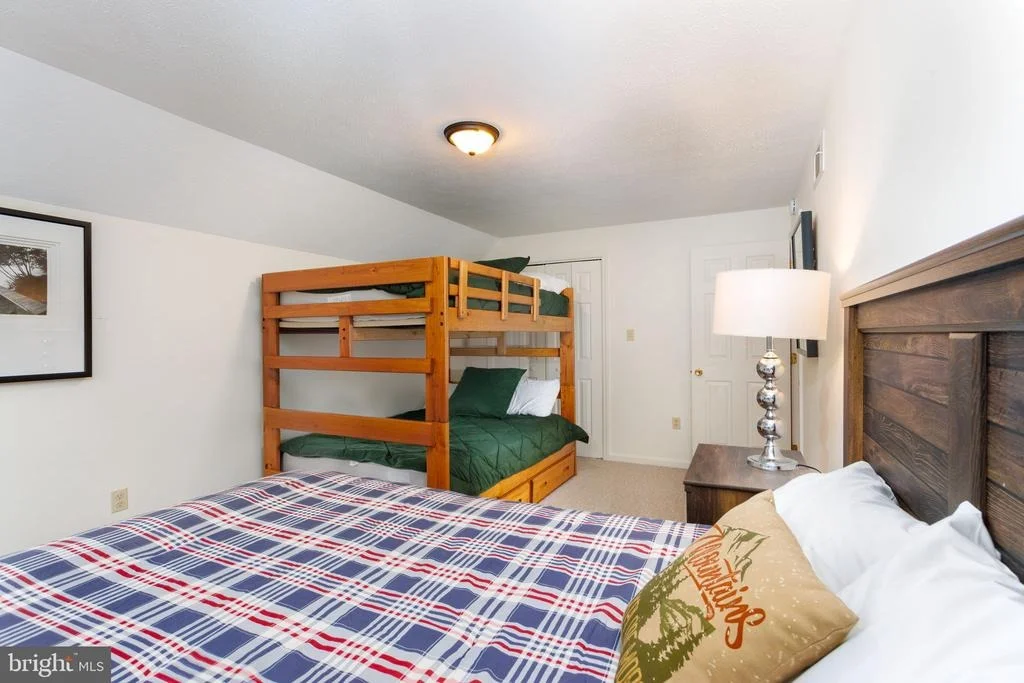 Photo of 925 PINE TREE POINT ROAD