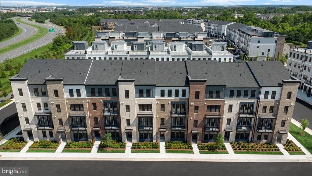 Photo of 43305 FARRINGDON SQUARE