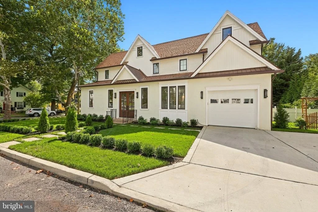 Photo of 230 E SUMMIT AVENUE