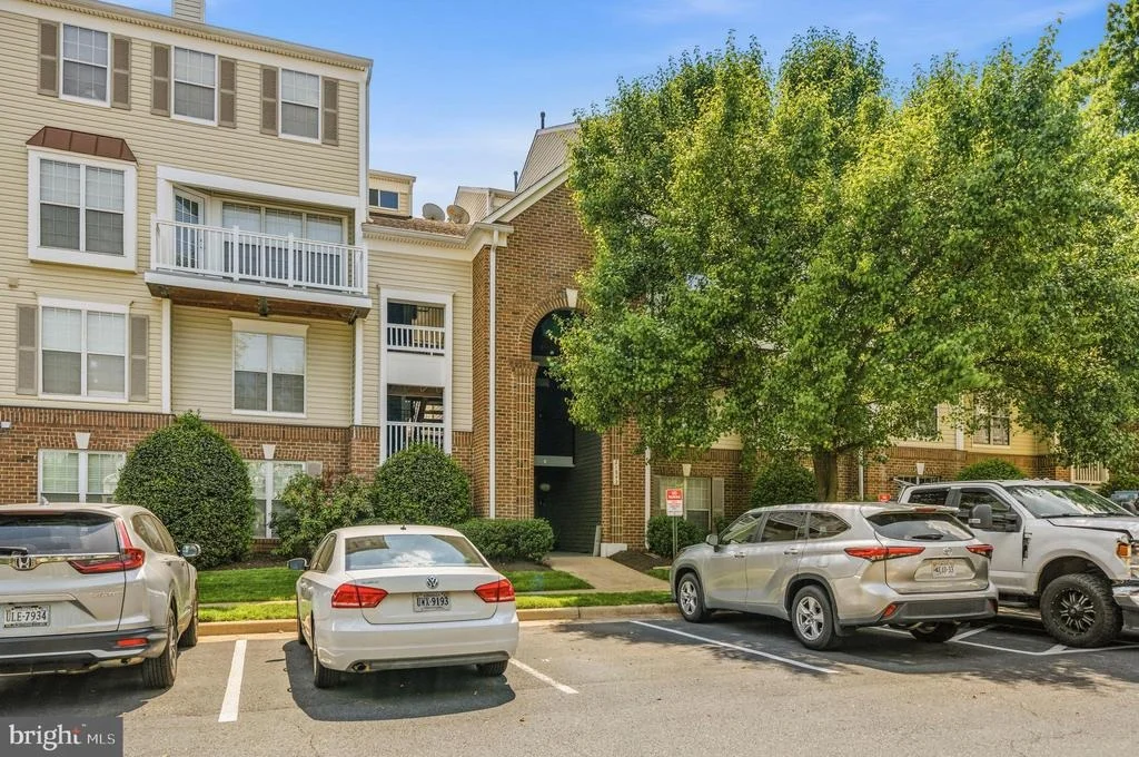 Photo of Unit 301 at 21843 BALDWIN SQUARE