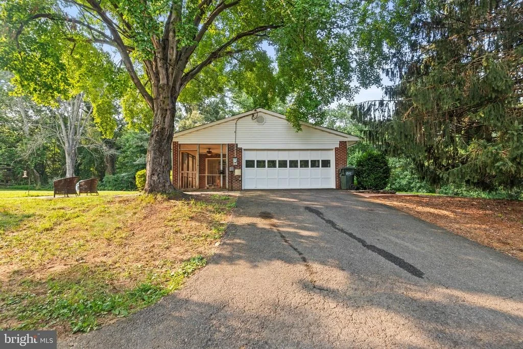 Photo of 6907 CLIFTON ROAD