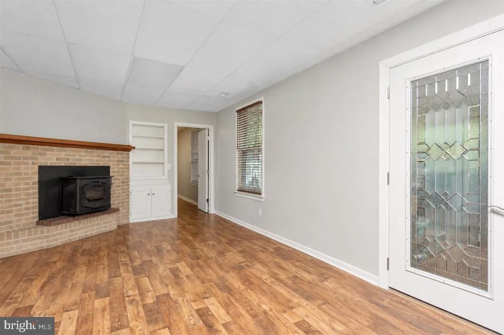 Photo of 1618 EAGLE SCHOOL ROAD