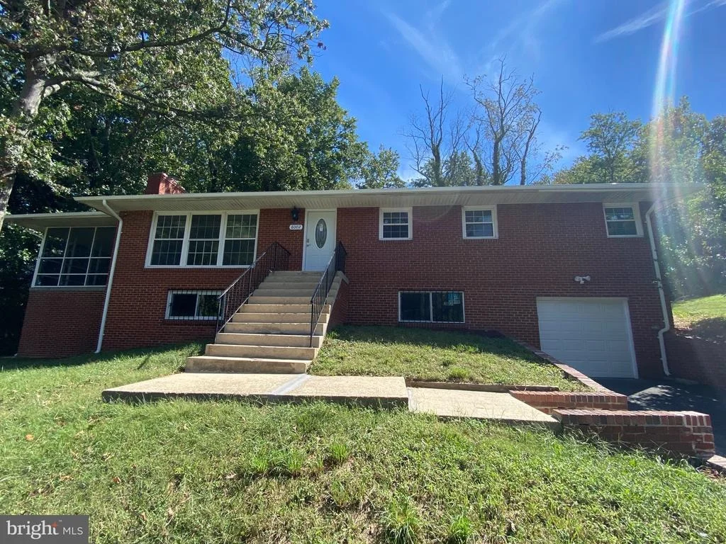Photo of 6002 MIDDLETON LANE