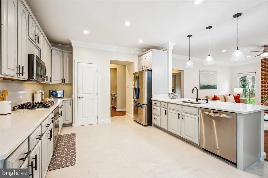 Photo of 302 TSCHIFFELY SQUARE ROAD