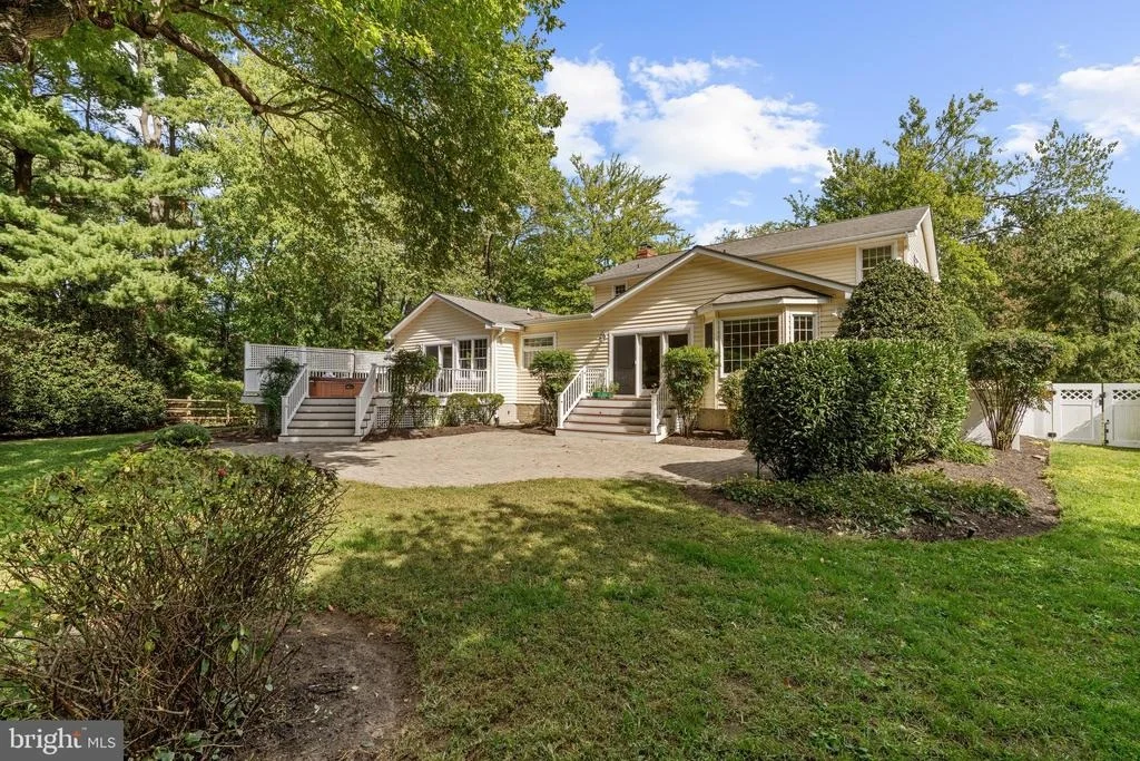 Photo of 668 WHITE SWAN DRIVE