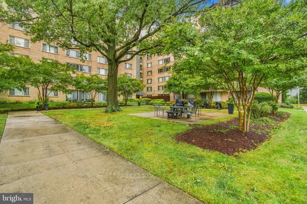 Photo of Unit 607 at 4410 OGLETHORPE STREET