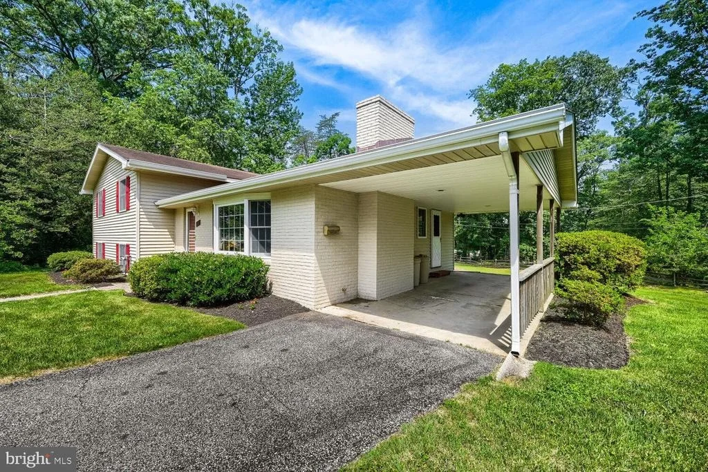 Photo of 304 PINE CIRCLE
