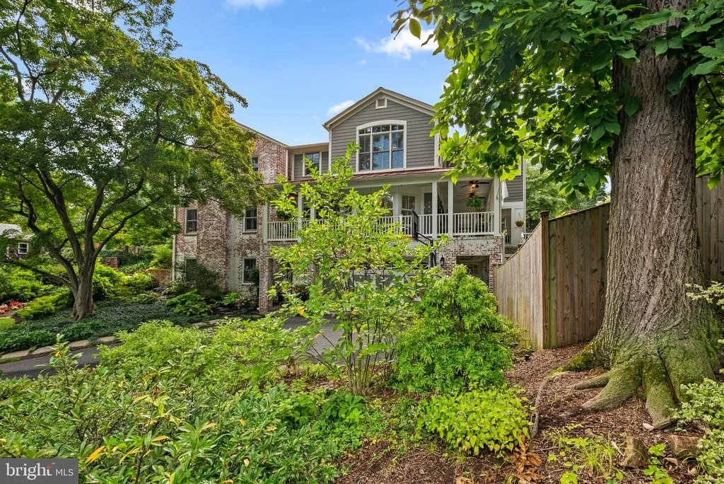 Photo of 710 WOODSIDE PARKWAY