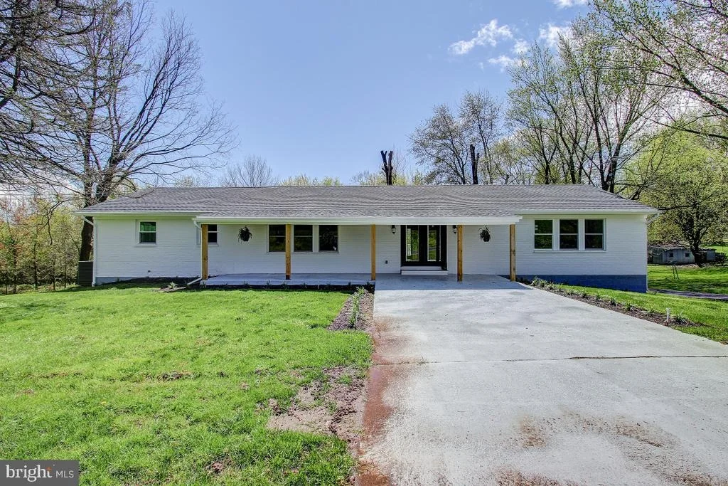 Photo of 8022 BOLIVAR ROAD