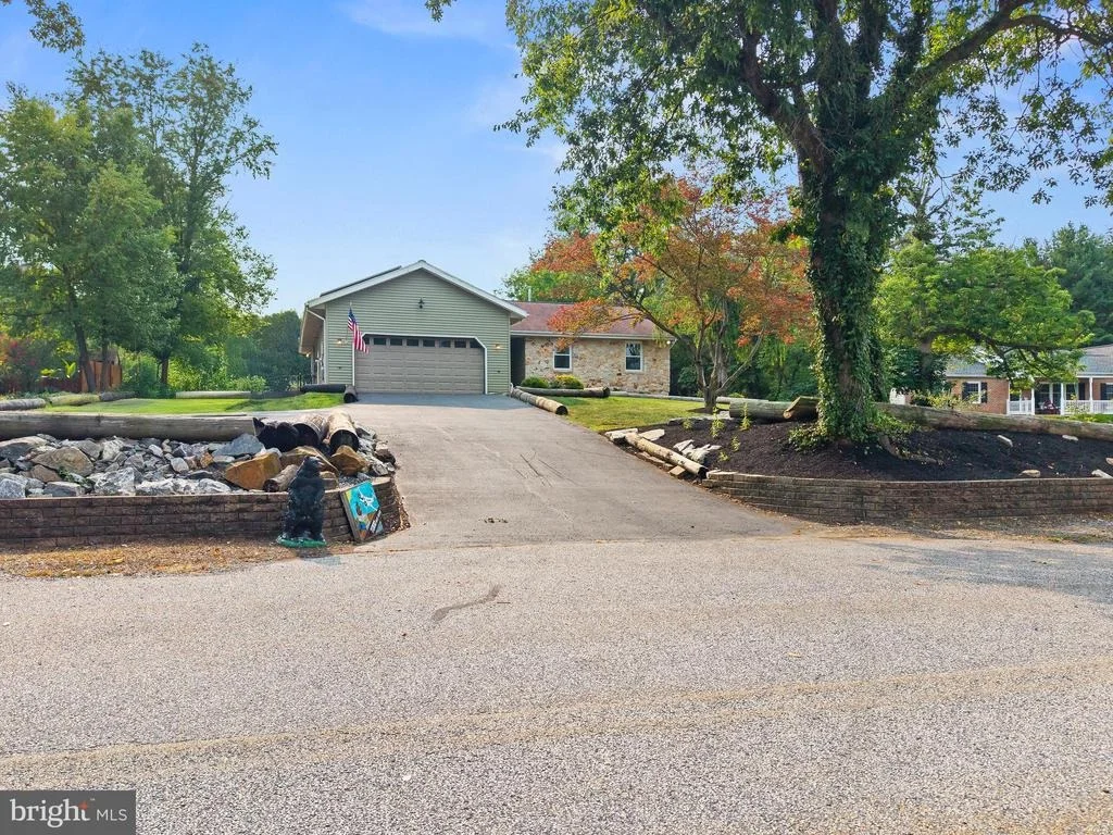 Photo of 223 PINEVIEW DRIVE
