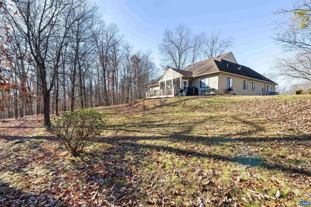 Photo of 465 HIDDEN RIDGE RD