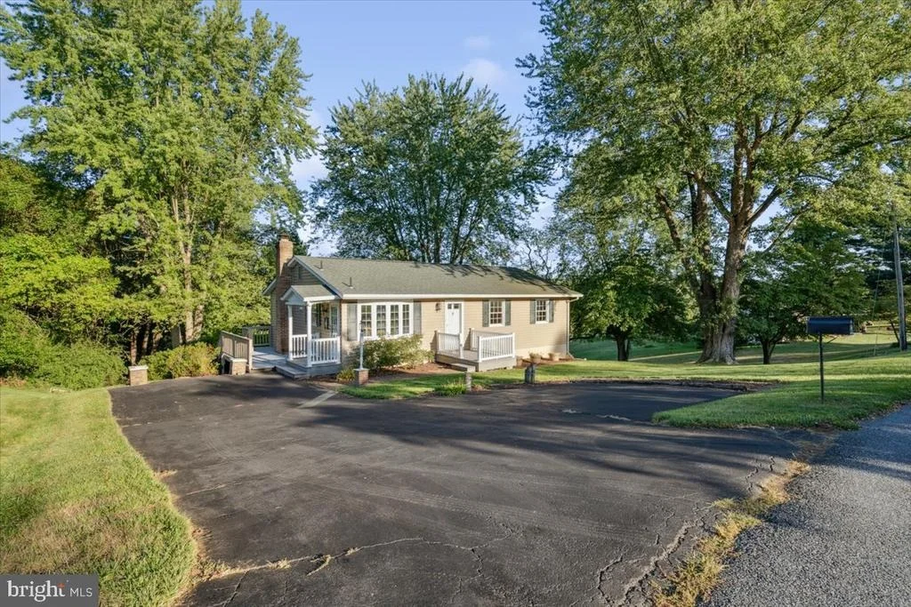 Photo of 8199 MIDDLE COURT