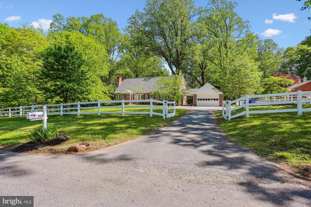 Photo of 813 MIDLAND ROAD