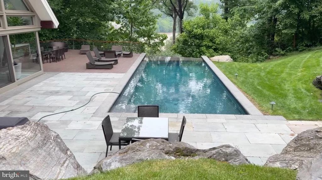 Photo of 1100 CREST LANE